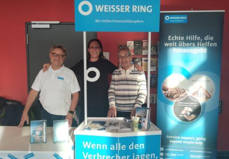 Vor allem digitale Gewalt und Präventionsmaßnahmen wurden thematisiert am Stand des Weissen Ring Märkisch-Oderland auf dem Tag der Sicherheit in Neuenhagen.