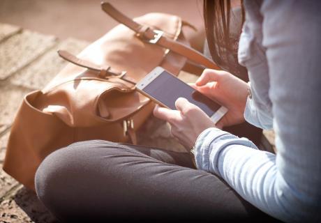 Frau bedient ein Handy